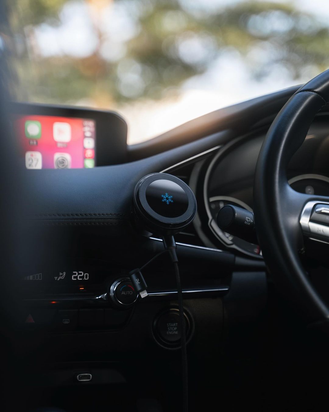 This active-cooling Magsafe car mount charger from @zeerawireless is perfect for my new iPhone 15 Pro.❄️