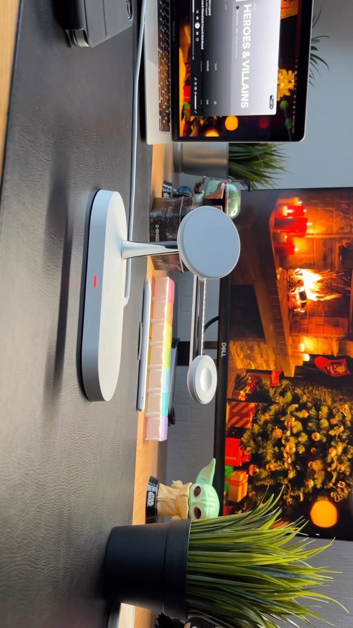 Check out this 5 in 1 Desktop MagSafe charger by @zeerawireless. 🔋