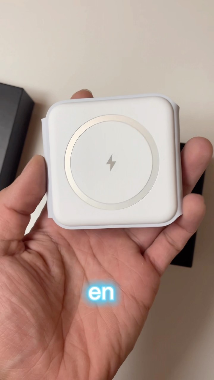 Aujourd’hui, je vous présente un chargeur sans fil portable trois en un ! 😇