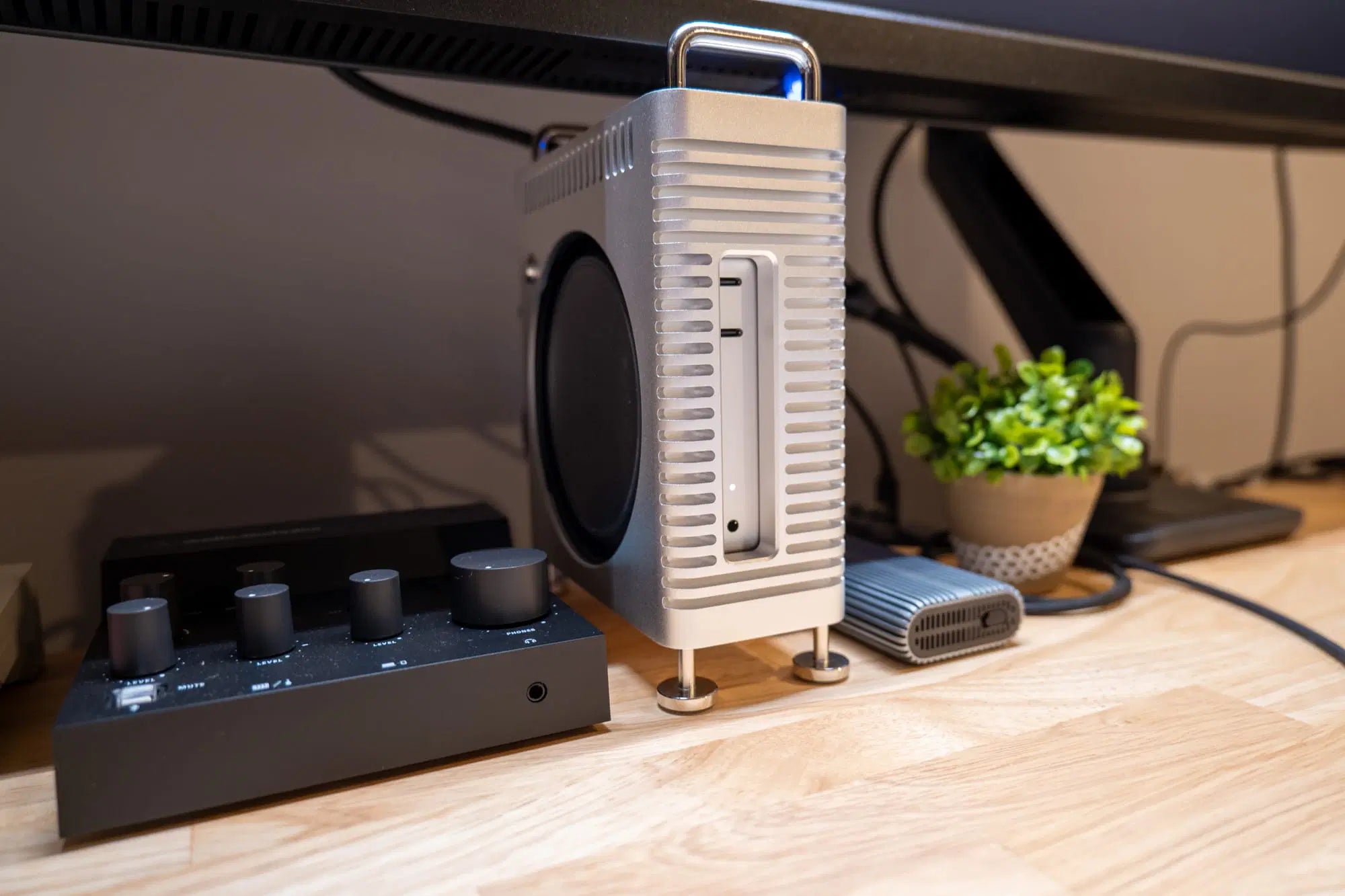 Mac ProスタイルのMac Mini M4用ケースでワークスペースを変身させましょう