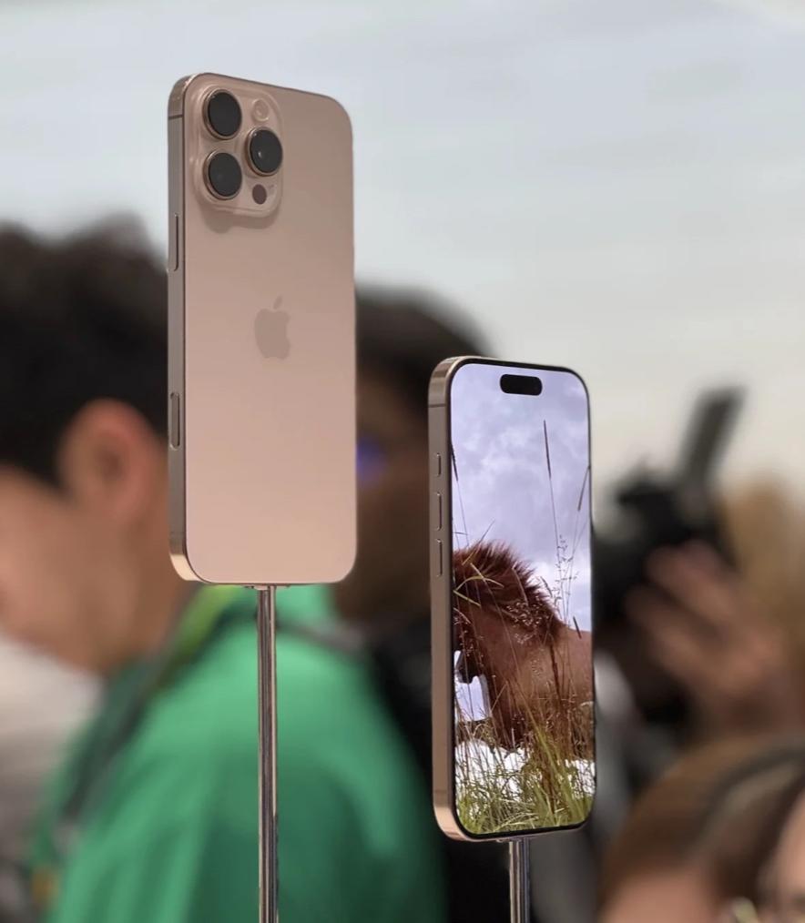 2024年にiPhone 16 Pro Desert Titanium Caseに最適なMagSafeクリア