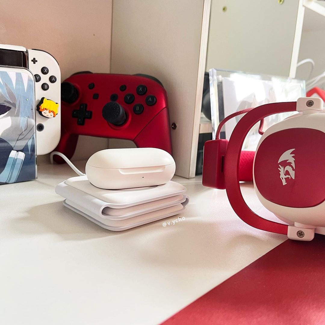 Having this foldable compact 3-in-1 wireless charger (travel charger) saved me a lot of space on my desk and it completely blends in with my set up~ big thanks again to @zeerawireless 🥂