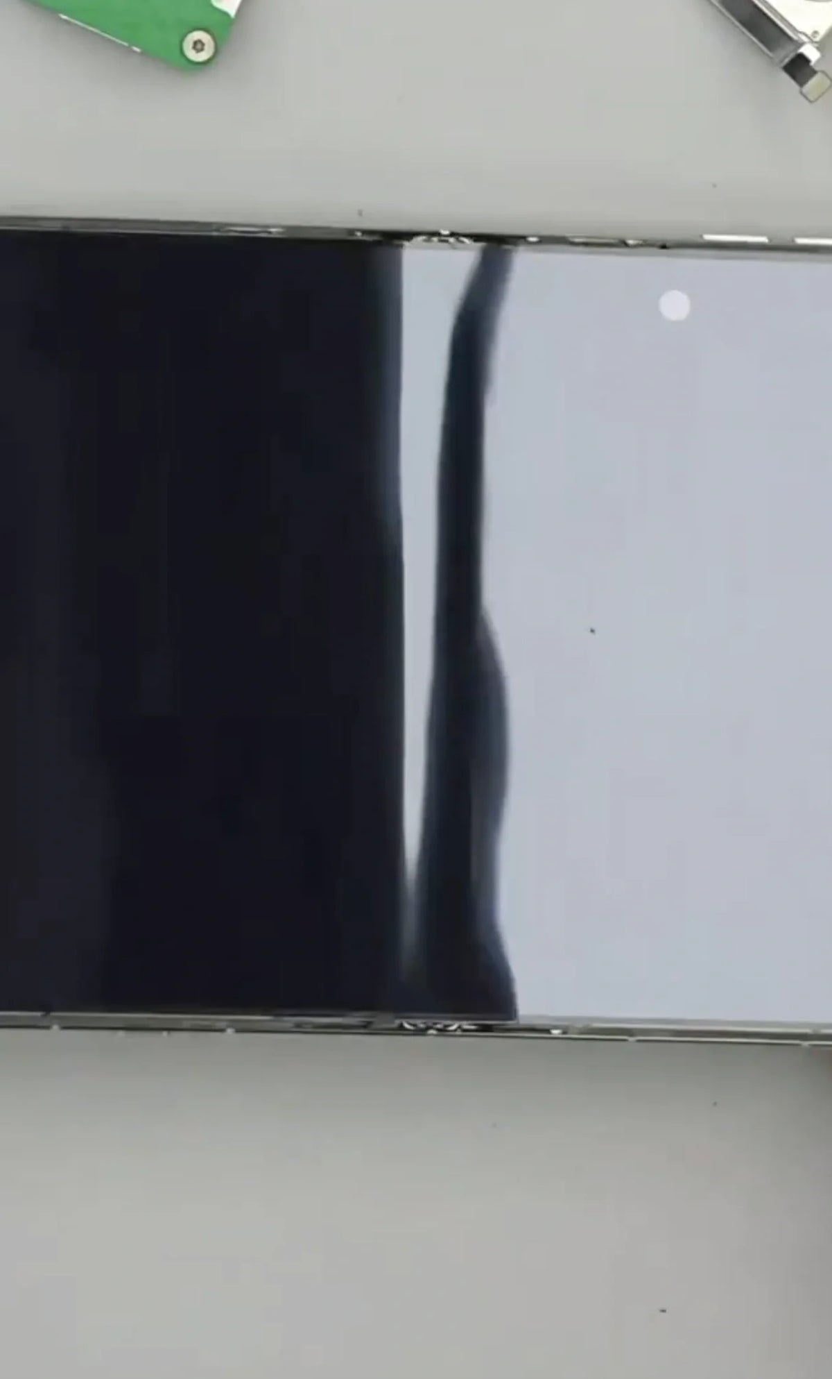 iPhone Duo Nano-Texture Film Peeled Off: The Crease-Hiding Secret Revealed