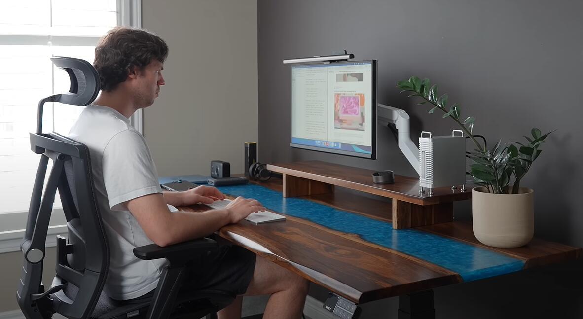 2025年の完璧なワークスペースのためのMac Mini M4用アクセサリとデスクセットアップのアイデア