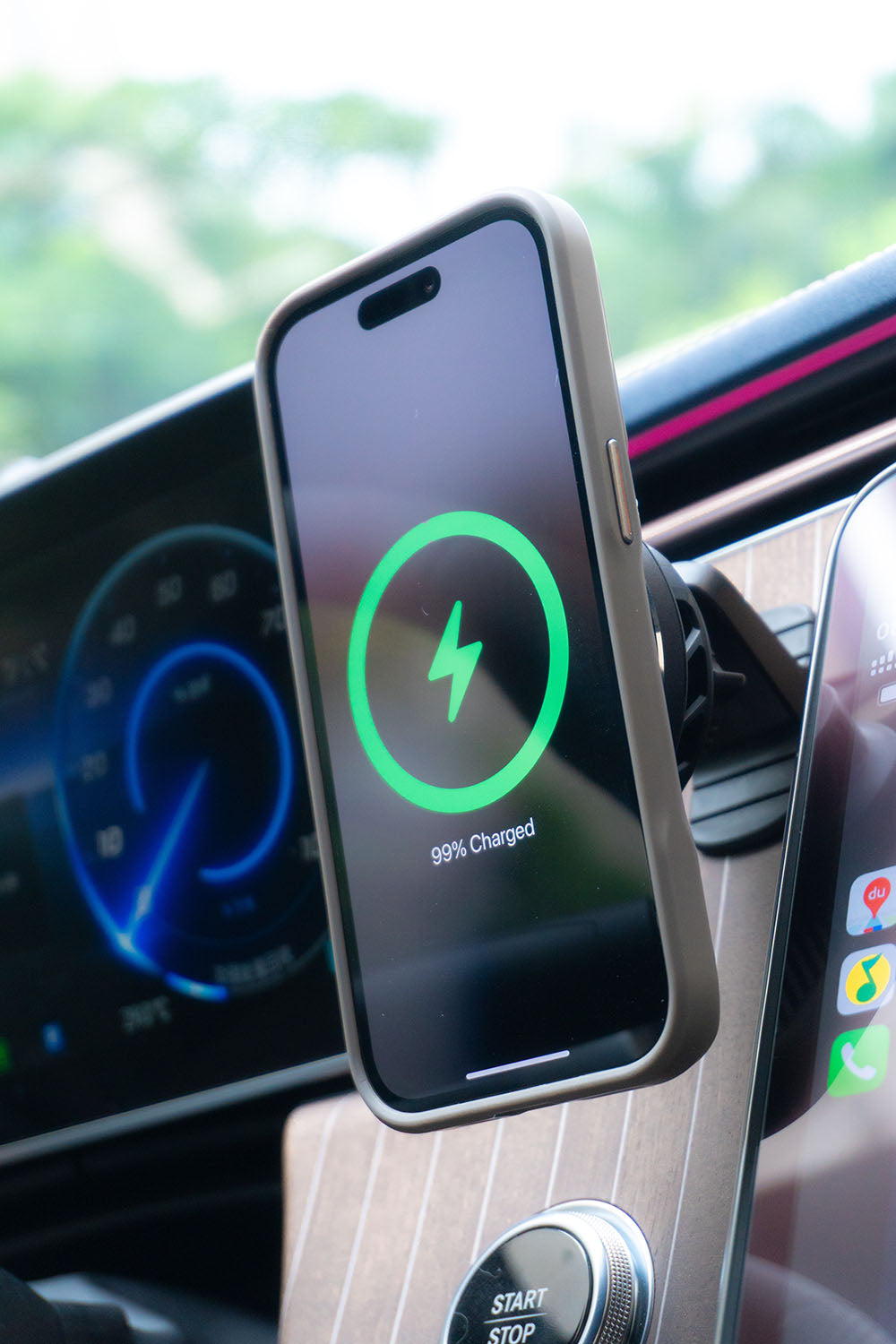 أفضل شاحن لاسلكي Qi2 Magsafe مثبت على السيارة لعام 2024 لجهاز iPhone 16 Pro Max