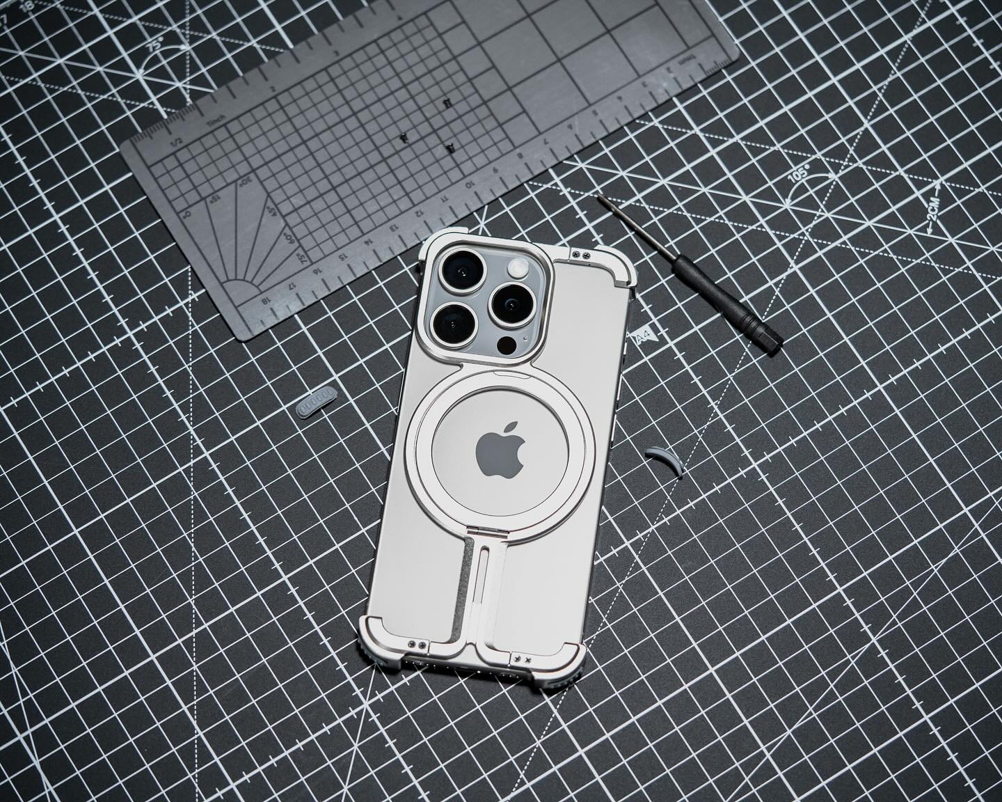 Estuche con soporte de refrigeración y aleación de aluminio MagSafe de ZEERA: con una estética mecánica futurista