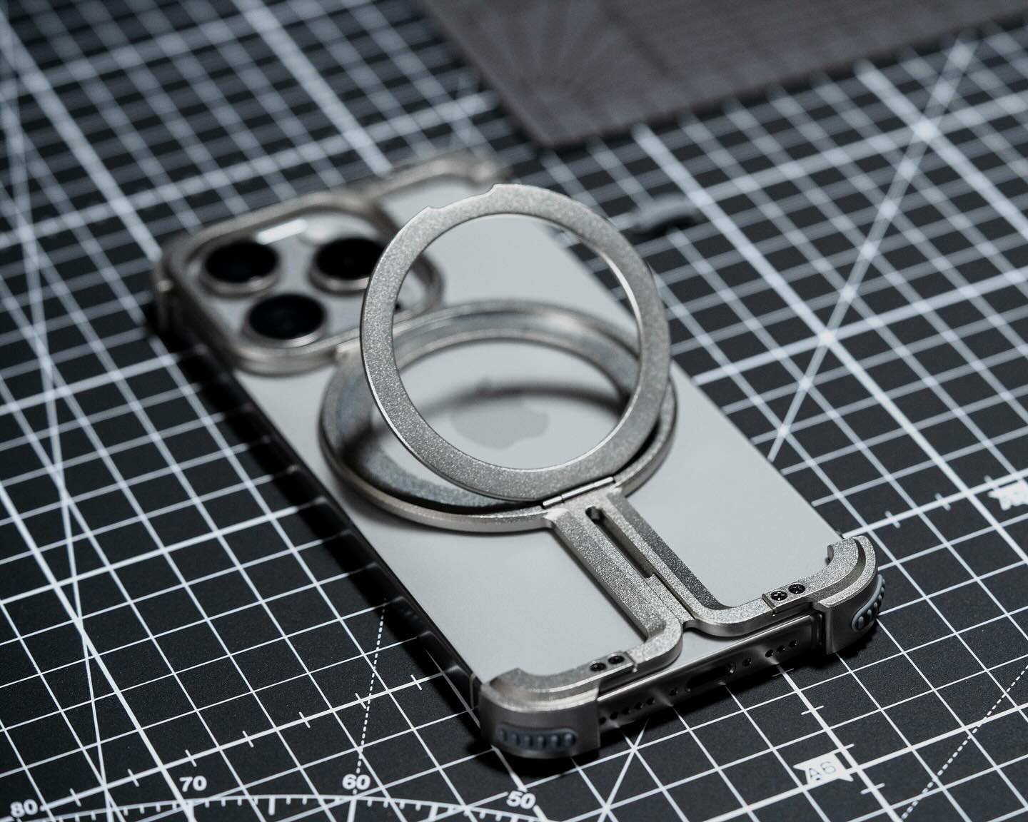 Estuche con soporte de refrigeración y aleación de aluminio MagSafe de ZEERA: con una estética mecánica futurista