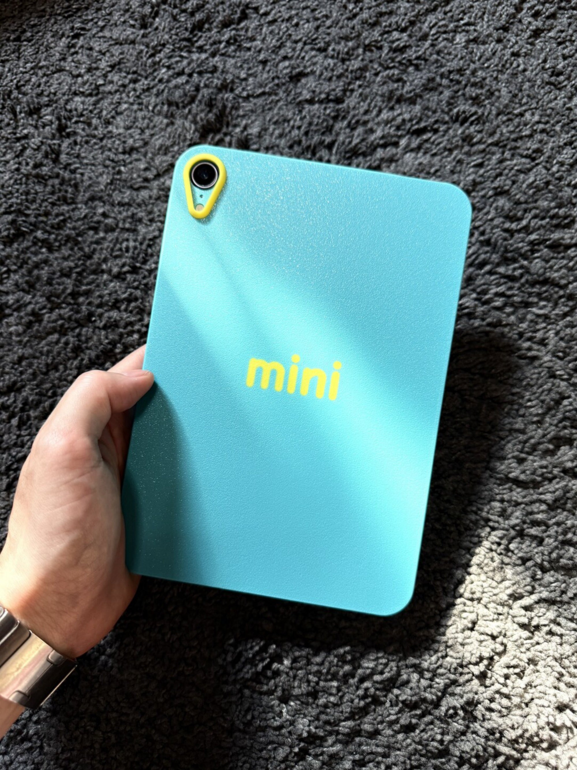 ZEERA MagWeave Pro: funda MagSafe de primera calidad con un elegante diseño de tela y cuero y tarjetero incorporado