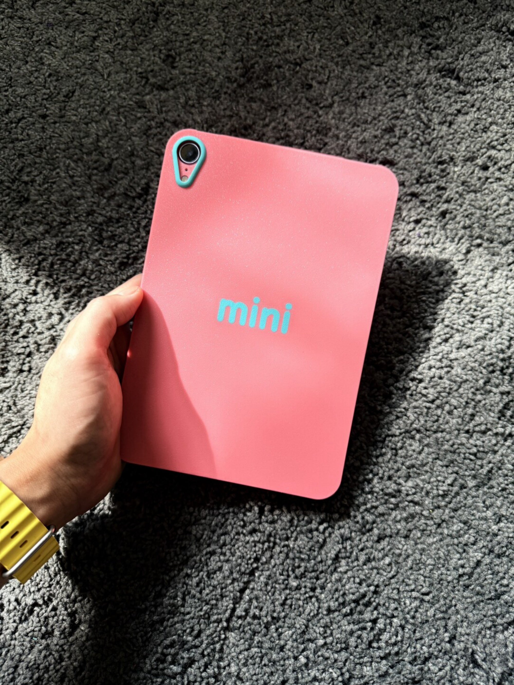 ZEERA MagWeave Pro: funda MagSafe de primera calidad con un elegante diseño de tela y cuero y tarjetero incorporado