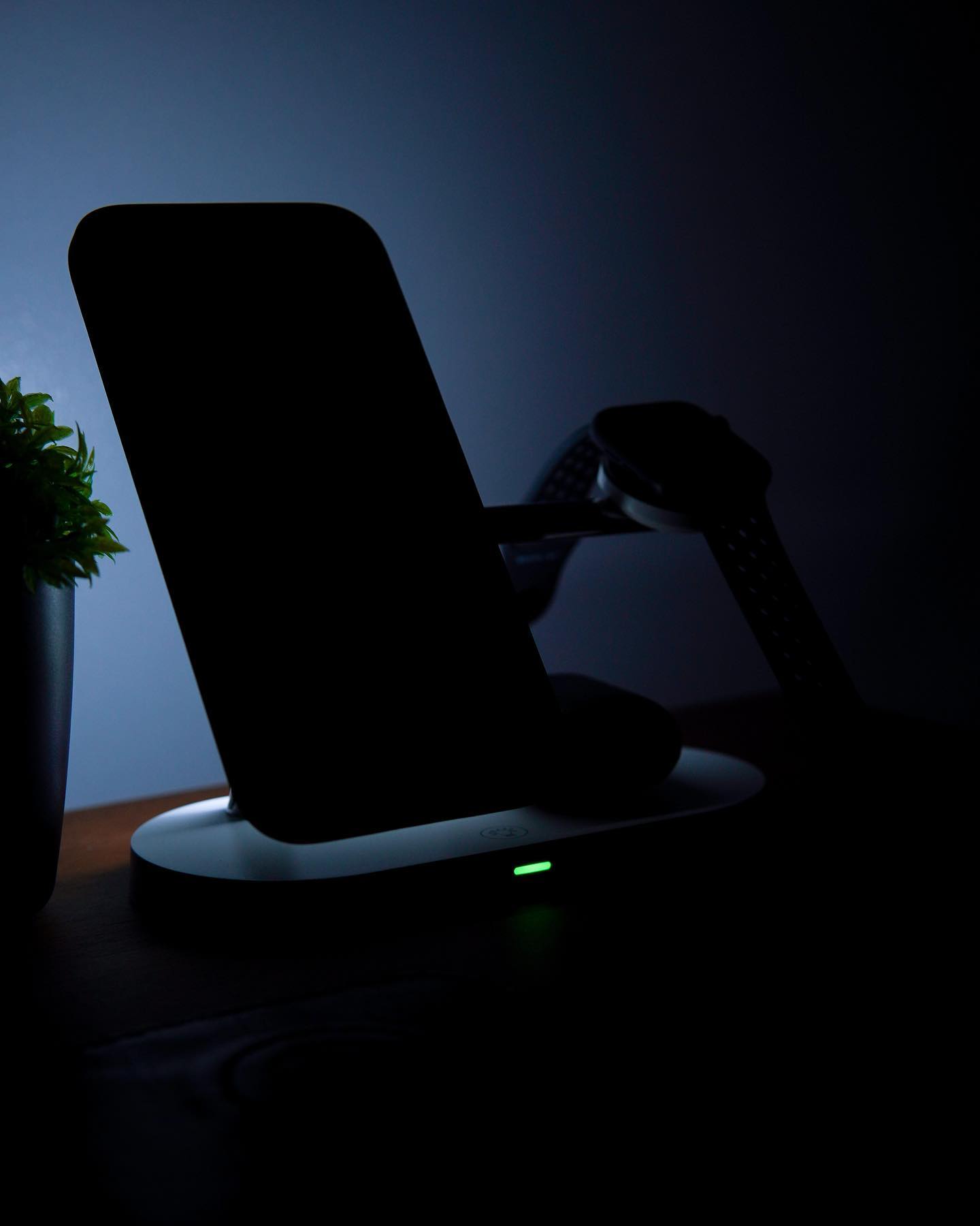 ZEERA 5-in-1 Desktop MagSafe Charger Stand for iPhone & AirPods & Apple Watch