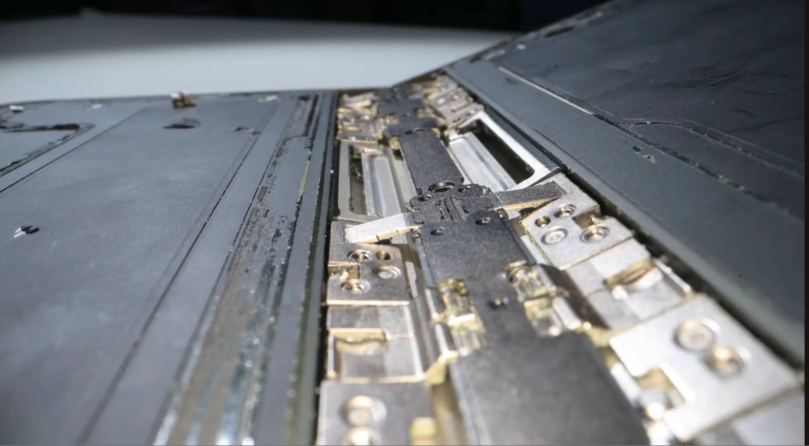 iPhone Duo Screen Problem: What iFixit’s Teardown Found
