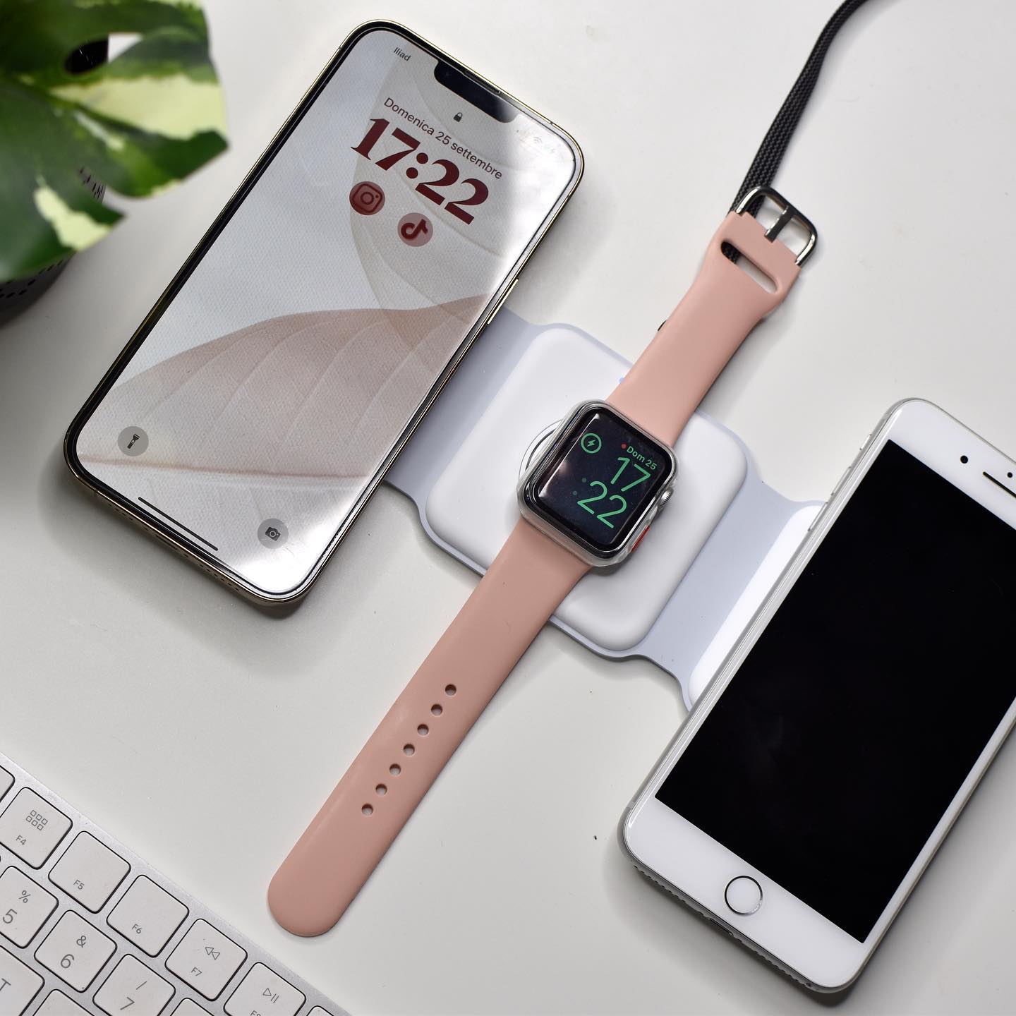 Triplo caricatore @zeerawireless per caricare fino a 3 dispositivi contemporaneamente attraverso la base wireless, la base Mag safe e la base per Apple Watch. 🔝