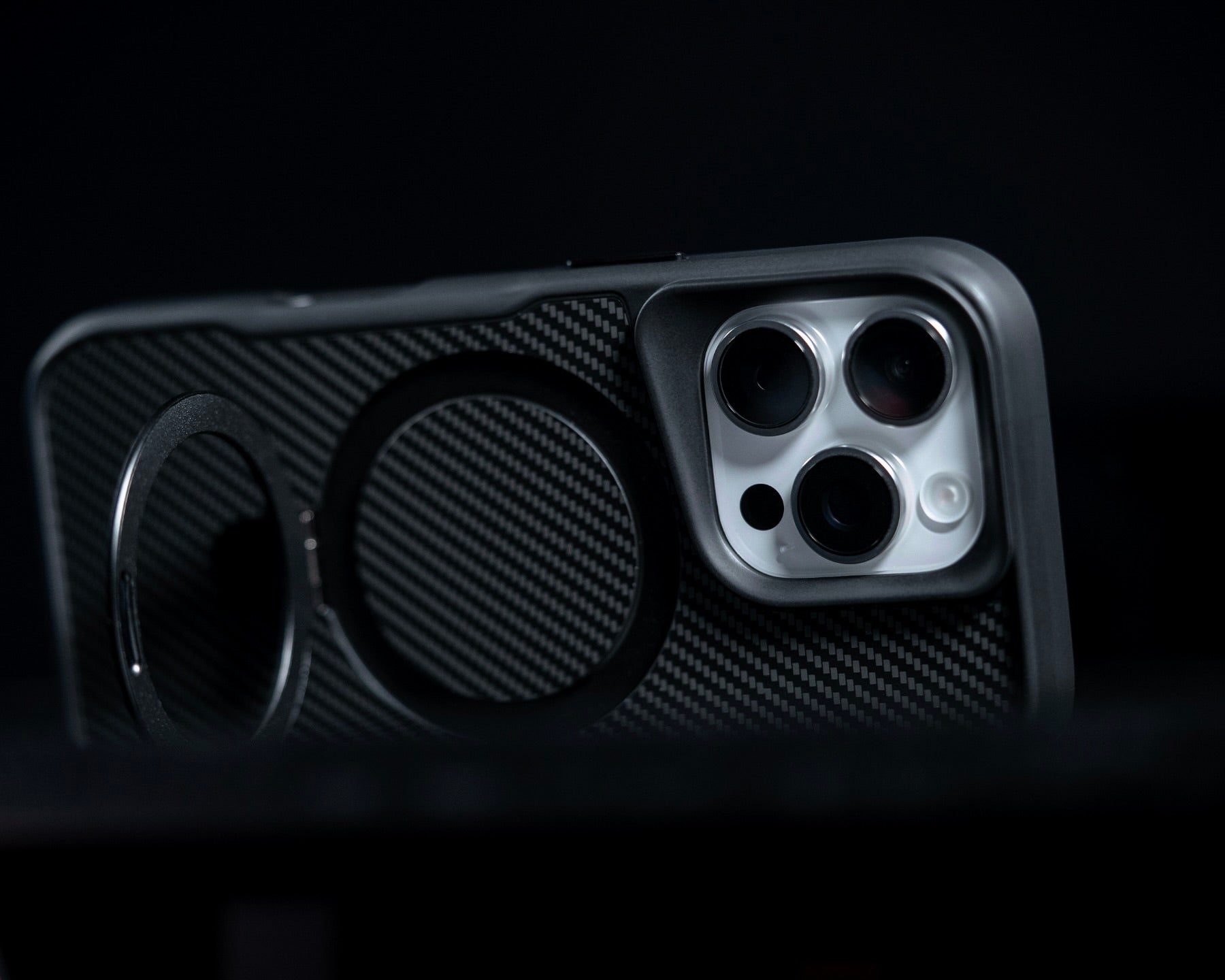 ZEERA MagDefender Pro: custodia MagSafe Kickstand di alta qualità con texture in fibra di carbonio