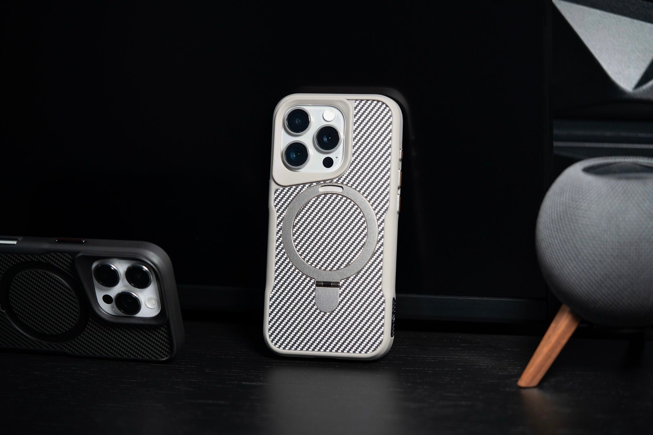 ZEERA MagDefender Pro: custodia MagSafe Kickstand di alta qualità con texture in fibra di carbonio