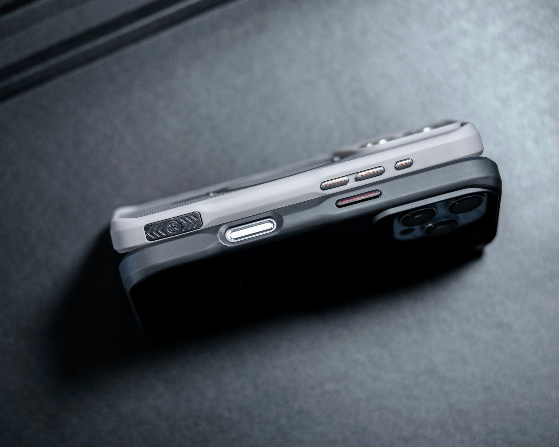ZEERA MagDefender Pro: custodia MagSafe Kickstand di alta qualità con texture in fibra di carbonio