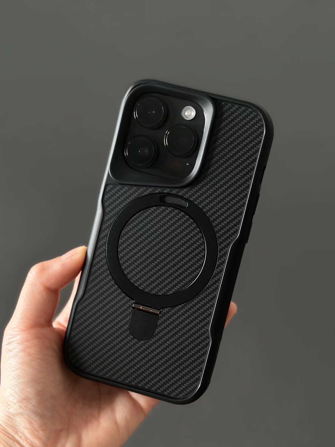 ZEERA MagDefender Pro: custodia MagSafe Kickstand di alta qualità con texture in fibra di carbonio